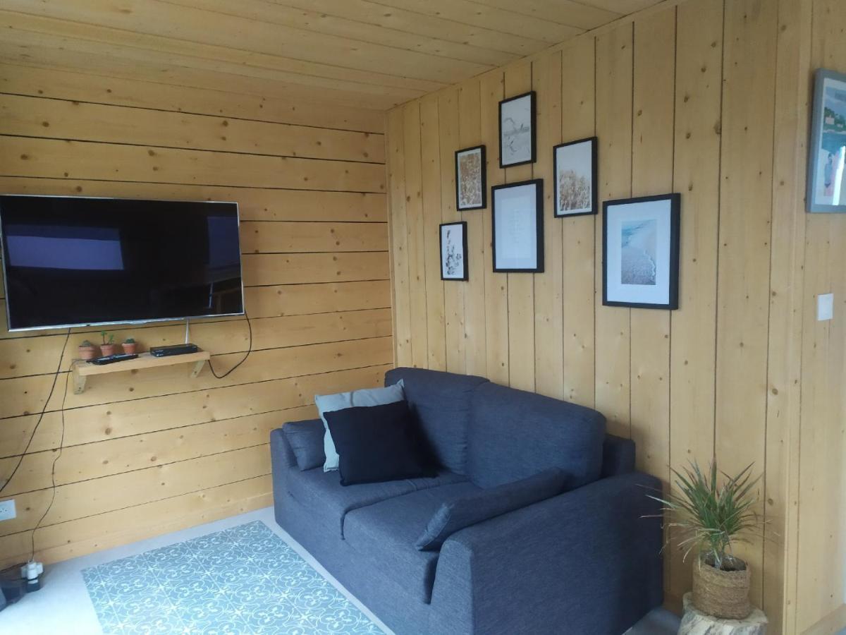 Adorable Cottage Perrosien dans jardin arboré Extérieur photo