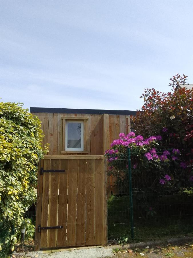 Adorable Cottage Perrosien dans jardin arboré Extérieur photo